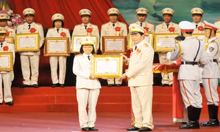 Thiếu tá Nguyễn Thị Thùy Dương nhận Bằng khen của Bộ trưởng Bộ Công an. Ảnh: Tuấn Nguyễn.