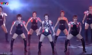 Màn biểu diễn sôi động của Đông Nhi trong đêm gala The Remix