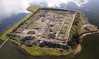Hòn đảo Por-Bajin nằm trong một hồ nước ở Siberia. Ảnh: The Siberian Times.