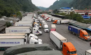 Những tuần gần đây, hiện tượng ùn ứ xe tải, container chở dưa hấu, thanh long lại tái diễn tại khu vực trước cửa khẩu Tân Thanh (Văn Lãng, Lạng Sơn), tương tự giai đoạn đầu năm 2014. 