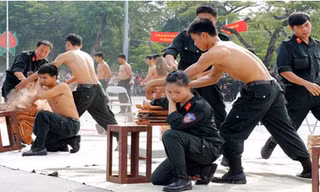 Nữ Cảnh sát đặc nhiệm tập luyện chặt gạch trên cánh tay.