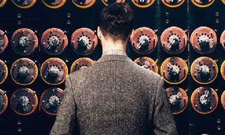Benedict Cumberbatch thủ vai Alan Turing. Một cảnh trong phim “The Imitaion Game” - Người giải mã.