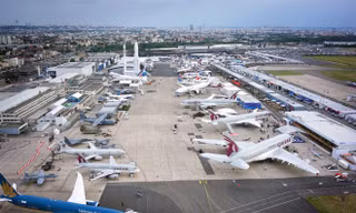 Toàn cảnh Triển lãm Hàng không Paris (Paris Air Show) năm nay. Sự kiện diễn ra tại sân bay Le Bourget, phía Bắc Paris, từ 15/6-21/6. Khoảng 300.000 chuyên gia hàng không và người xem được dự kiến sẽ tham dự. Nhiều thương vụ mua bán lớn cũng sẽ được tiến h