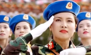 Nữ Khối trưởng Phạm Trúc Sơn Quỳnh dẫn đầu Khối nữ chiến sĩ quân y diễu binh qua lễ đài sáng 2/9. Ảnh do nhân vật cung cấp.