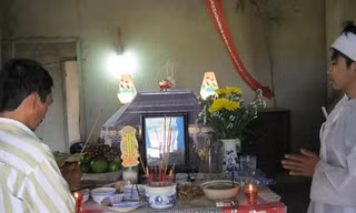 Người dân đến chia buồn cùng gia đình nạn nhân.