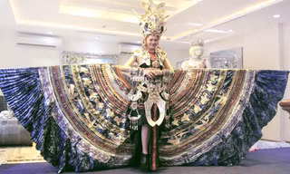Bảo Anh mặc cầu kỳ trình diễn trong chương trình The Remix tối 8/3 vừa qua.