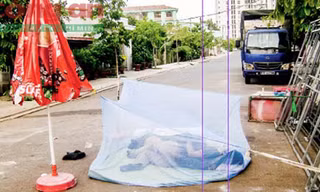 Mắc màn ngủ giữa đường, coi thường mạng sống