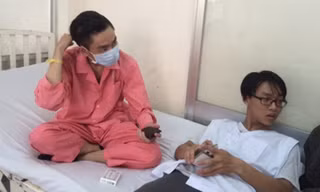 Bệnh nhân Trần Tấn Phát ( đeo khẩu trang) đang được điều trị tại Bệnh viện Chợ Rẫy. Ảnh: CAND