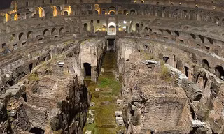 Hai du khách Mỹ khắc tên họ lên bức tường phía Tây Colosseo.