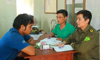 Y Nam mang vật chứng trình báo công an xã ĐLiêYang.