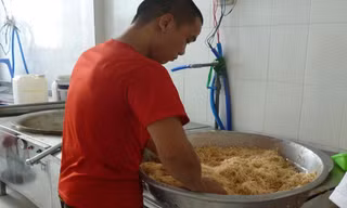 Công nhân trong xưởng ông Tuyển đang chế biến chà bông bằng tay trần, không có trang bị bảo hộ