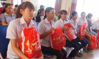 Trao quà Tết cho công nhân có hoàn cảnh khó khăn