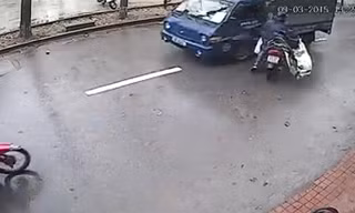 Xe máy vướng áo mưa loạng choạng lao thẳng vào ôtô