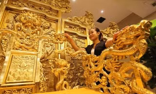 Hiện chiếc ngai vàng Trung Quốc hoành tráng được trưng bày ở sảnh khách sạn.