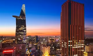 Times Square nằm ngay sát tòa nhà Bitexco Finance. Chiều cao của Times Square lên tới gần 165m và là tòa nhà thứ 2 của TPHCM có sân đậu trực thăng trên sân thượng . Ảnh: vietnamnet.