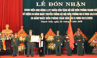 Phó Chủ tịch nước Nguyễn Thị Doan trao bằng, cờ Danh hiệu anh hùng cho tập thể Bộ đội Biên phòng tỉnh Thanh Hóa.