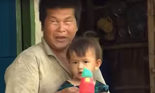 Giờ lão không cô đơn nữa, vì có tiếng cười con trẻ.