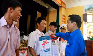Bí thư T.Ư Đoàn Nguyễn Anh Tuấn tặng quà cho đại diện quân, dân trên đảo Song Tử Tây.