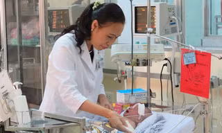 Theo các bác sĩ, sau 10 ngày phẫu thuật bệnh nhi bị đâm xuyên sọ đã hồi phục thần kỳ. Ảnh: Khánh Trung.