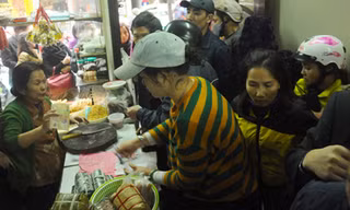 Xếp hàng mua bánh chưng như thời bao cấp ở phố cổ Hà Nội