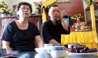 Đạo diễn Ngô Huyền Lâm và con trai - nhạc sĩ An Hiếu. Ảnh: Mạnh Thắng. 