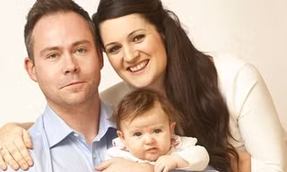 Mark, Hannah hạnh phúc bên cô con gái của mình.