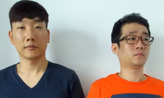 Một trong số những nghi can vừa được bàn giao cho cảnh sát Hàn Quốc. Ảnh: Cơ quan điều tra cung cấp.