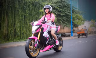 Nữ biker 9X lái Honda CB1000R độ Hello Kitty
