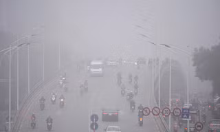 [ẢNH] Hà Nội chìm trong sương mù