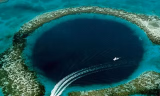 Hố xanh khổng lồ trên biển Belize, vùng Trung Mỹ. Ảnh: US Geological Survey USGS.