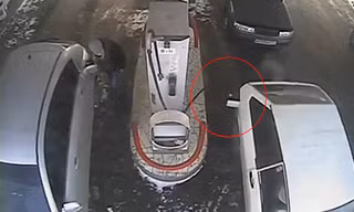 Quên rút vòi bơm, xăng phụt vào mặt nữ tài xế