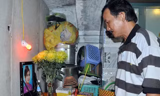 Ông Minh (bố chị Ngân) lặng người bên bàn thờ con gái.