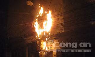 Ngọn lửa bùng cháy dữ dội.