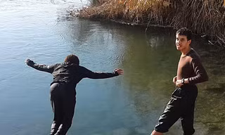 Một đôi vợ chồng là thành viên IS đang vui đùa bên sông Euphrates. Ảnh: AP.