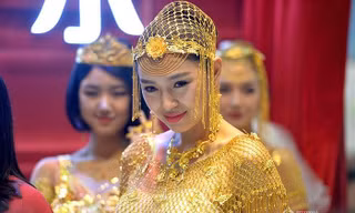 Lóa mắt với áo cưới làm từ vàng ròng