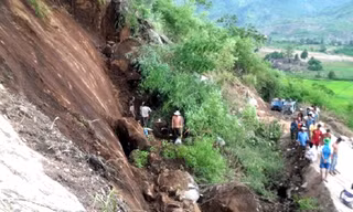 Hàng chục người đào bới đưa hai công nhân bị thương đi cấp cứu. Ảnh: Kh.Uyên.