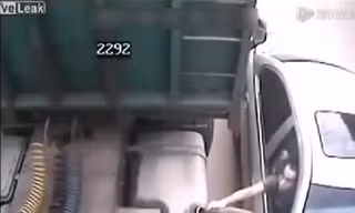 Đi xế hộp trộm xăng xe container cực kỳ tinh vi