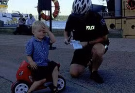 Cậu bé Declan Tramley.