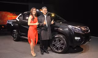 Isuzu D-Max phiên bản đặc biệt lấy tông màu đen làm chủ đạo.