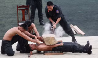 Mục kích Cảnh sát cơ động trình diễn tuyệt kỹ nội công