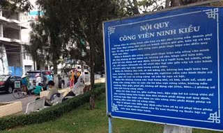 Nội quy công viên Ninh Kiều chỉ bằng Tiếng Việt, không có tiếng nước ngoài.