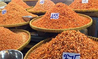 Người tiêu dùng dễ mua nhầm tôm khô đã bị tẩm hóa chất.
