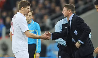 Steven Gerrard không ưa gì Stuart Pearce (ảnh trên) sau khi bị tước băng thủ quân trong toilet.