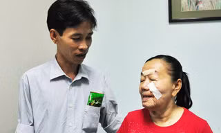 Với mẫu bệnh phẩm được gửi sang Mỹ giải phẫu bệnh, các bác sĩ hy vọng sẽ tìm được nguyên nhân gây lão hóa cho bệnh nhân 26 tuổi Nguyễn Thị Phượng. Ảnh: Cao Lâm