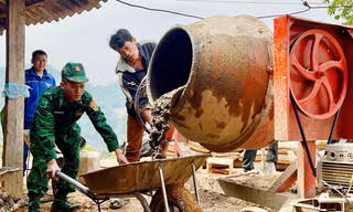 Lính quân hàm xanh chung tay xóa nhà dột nát cho hộ nghèo ở biên giới 