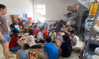 Một gia đình ở Phú Thọ nấu cơm và bố trí chỗ nghỉ miễn phí cho gần 100 thí sinh đi thi và người nhà