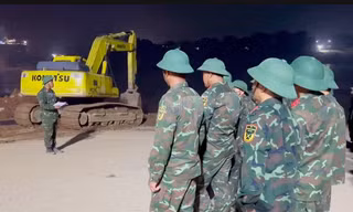 Hình ảnh bộ đội công binh xuyên đêm bắc lại cầu phao Phong Châu qua sông Hồng 