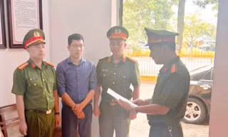 Bắt đối tượng biển thủ tiền bảo hiểm y tế của hơn 300 học sinh 