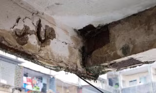Hình ảnh khu tập thể cũ xuống cấp lộ cả lõi thép