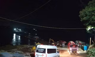 Bộ đội ở cầu phao Phong Châu dừng thi công, dẹp đường cho xe cứu thương đi qua giữa đêm khuya
